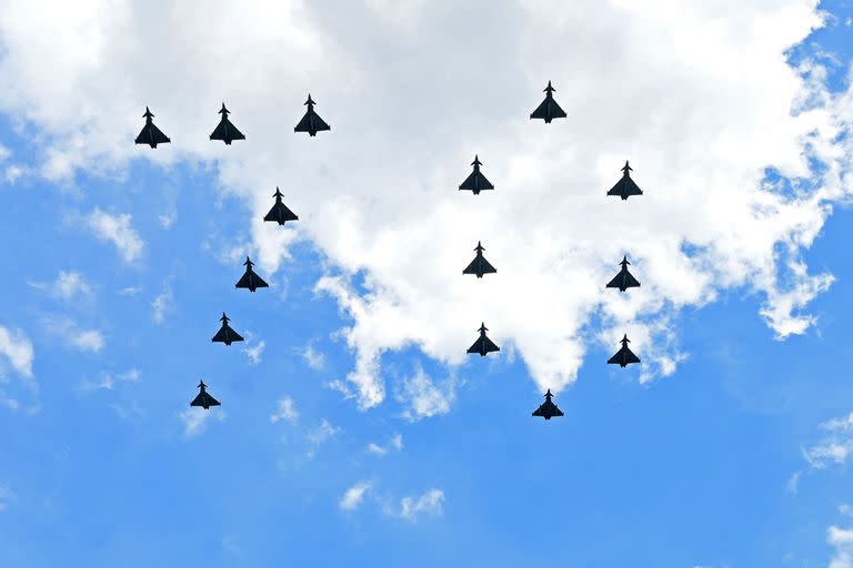 Aviones de combate de la RAF británica (Royal Air Force) vuelan en formación para formar el número '70' durante un vuelo especial desde el balcón del Palacio de Buckingham tras el Desfile del cumpleaños de la Reina, el Trooping the Colour, como parte de las celebraciones del jubileo de platino de la Reina Isabel II, en Londres, 2 de junio de 2022