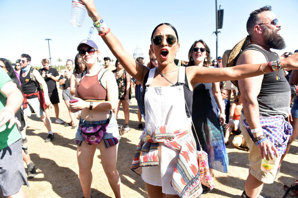 Diese Festivalbesucherin entschied sich für einen einfachen und trotzdem auffälligen Look mit einen weißen Overall