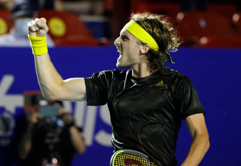 Stefanos Tsitsipas celebra tras ganar al canadiense Felix Auger-Aliassime en Abierto Mexicano