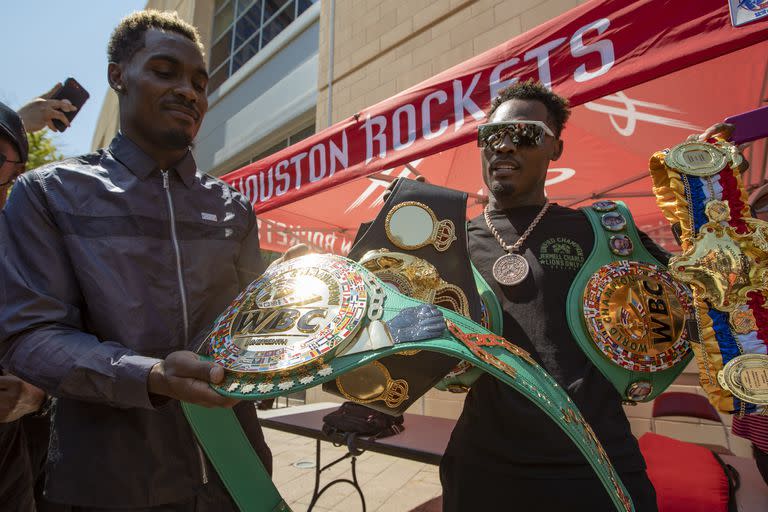 Jermell Charlo muestra sus cuatro cinturones; a los 31 años, con 34 éxitos (18 KO) y un revés, se enfrentará con el argentino Brian Castagno en Texas.