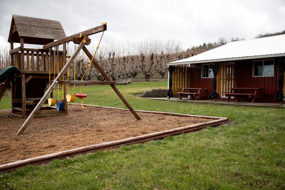 El campamento de High Valley cuenta con cocinas en los interiores y un jardín de niños para los familiares de los trabajadores de temporada en el Orchard View Farms, el viernes 7 de abril de 2023 en The Dalles, Oregon.