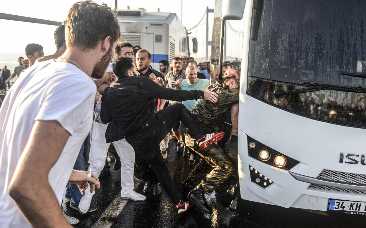 Nach dem Putschversuch 2016 kam es zu zahlreichen Übergriffen auf Soldaten – die Täter gehen nun straffrei aus (Bild: AFP)