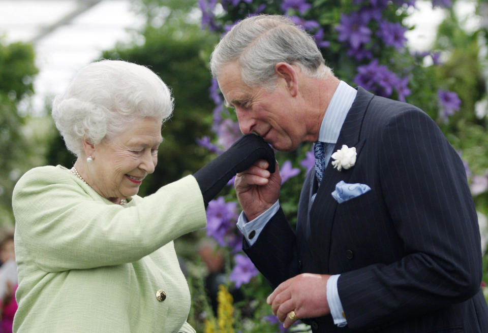 Los expertos en realeza aseguran que el príncipe Carlos está tomando las riendas de la monarquía británica, antes de completar la transición al trono. (Reuters)