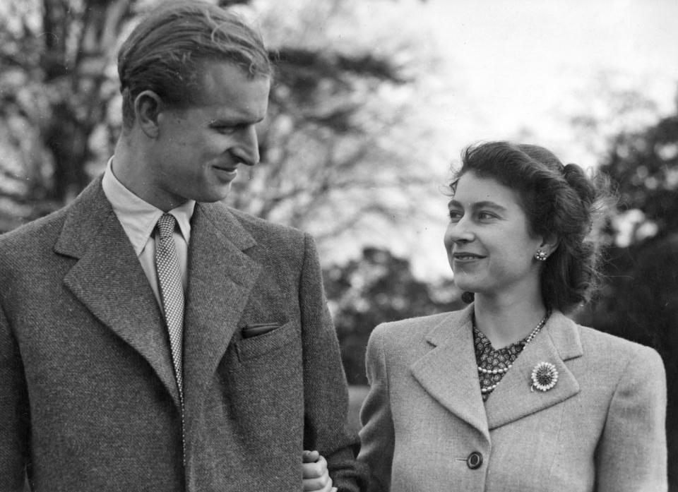 ARCHIVO - En esta foto del 23 de noviembre de 1947, la princesa Isabel y el príncipe Felipe, posan para una foto en Broadlands, en Romsey, Inglaterra, durante su luna de miel. La reina Isabel II falleció el 8 de septiembre de 2022, a los 96 años, informó el Palacio de Buckingham. (Foto AP, archivo)