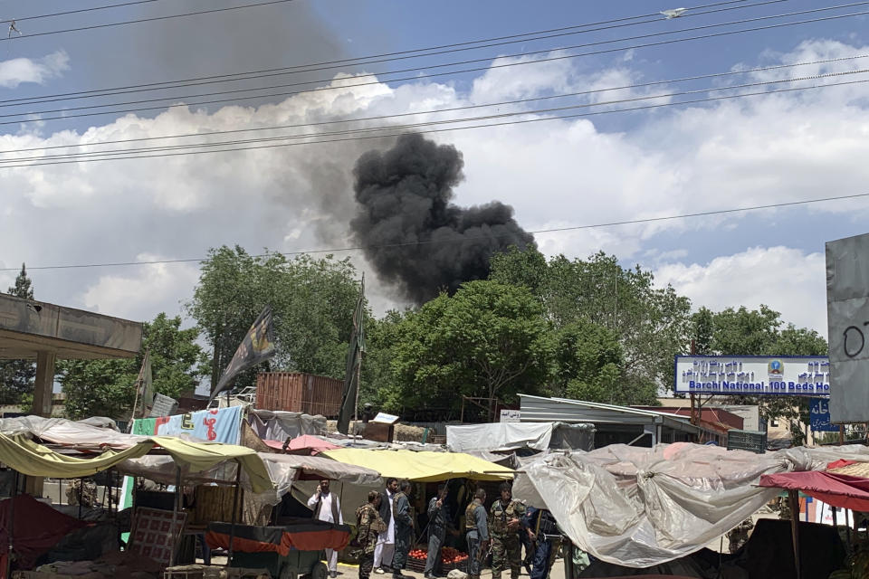Una columna de humo sale de un hospital tras un ataque perpetrado por hombres armados, en Kabul, Afganistán, el 12 de mayo de 2020. (AP Foto/Rahmat Gul)