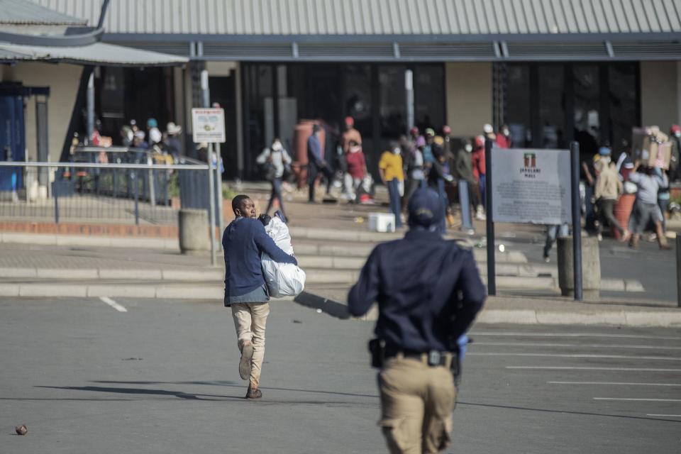 Rioters loot the Jabulani Mall 