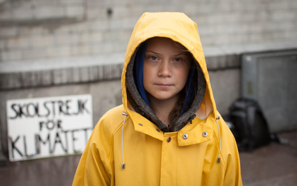 瑞典少女格蕾塔童貝里身穿黃色雨衣為氣候罷課。（圖／捷傑電影）