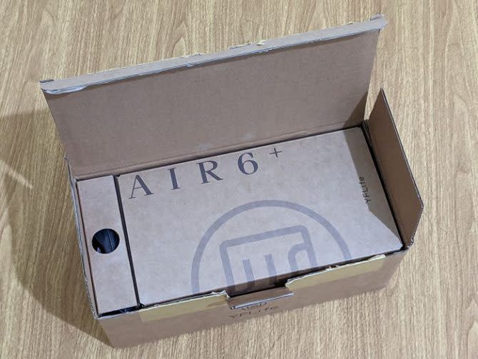 「AIR6 Plus」採牛皮紙箱環保工業風格的包裝設計。（圖：柯宗鑫攝）