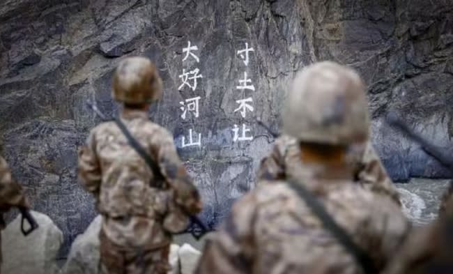 解放軍在中印邊界上刻上「寸土不讓」的刻字。   圖 : 翻攝自騰訊新聞