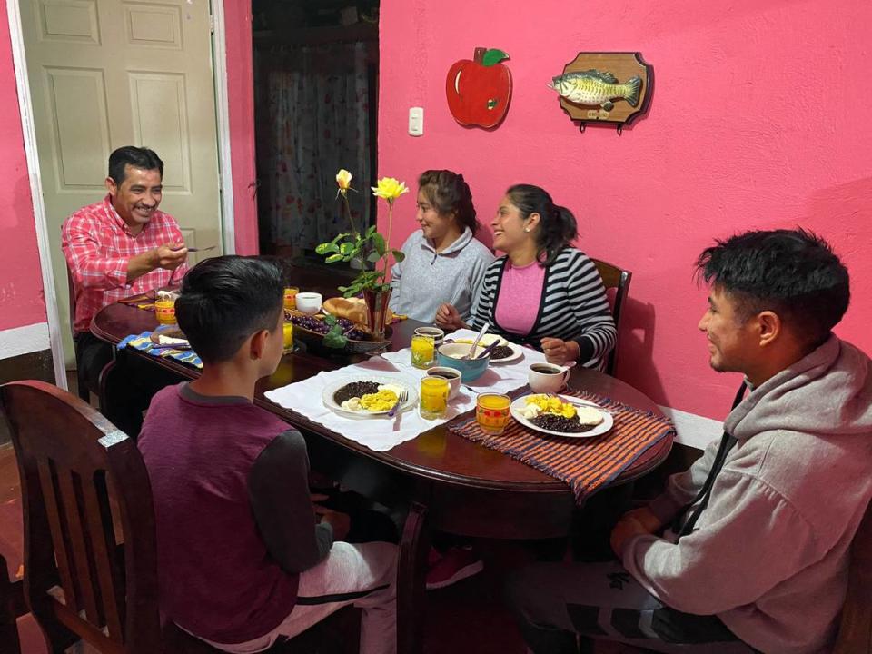 Isidro, que ya cumplió los 40, es un hombre feliz, casado, con tres hijos, dueño de una casa en Guatemala.