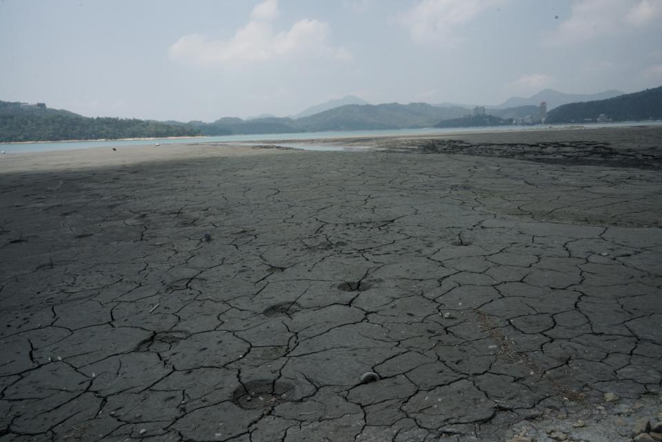 今年乾旱現象嚴重，日月潭水位不斷下降，泥土裸露龜裂。   圖：張良一/攝