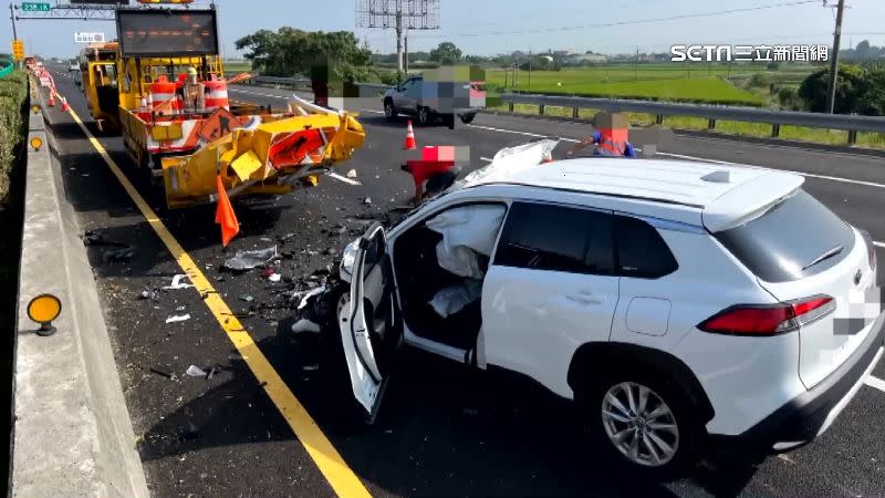 休旅車撞上工程車，安全氣囊爆開，車頭毀損。