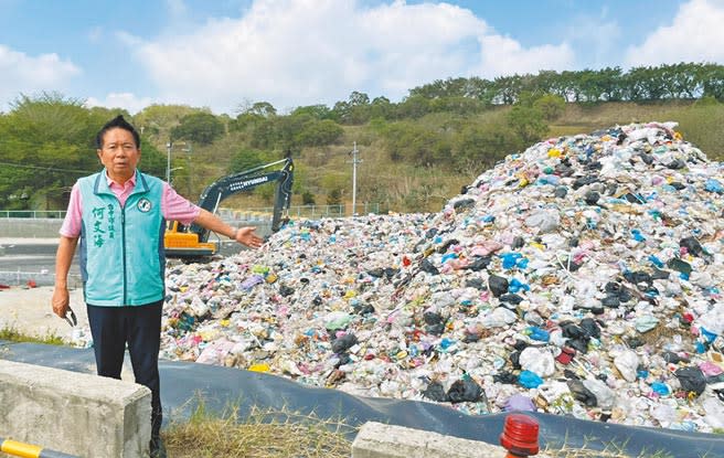 台中市議員何文海10日痛批，文山垃圾焚化場垃圾堆積如山，天候炎熱產生惡臭造成臨近里民飽受其害。（陳世宗攝）