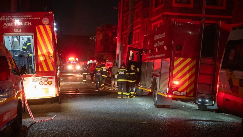 In der Innenstadt von Johannesburg in Südafrika brennt es. (Bild: Uncredited/AP/dpa)