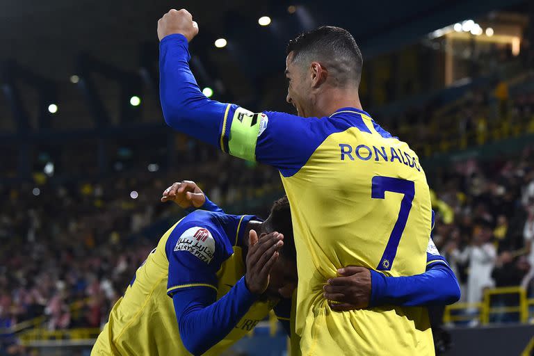 Cristiano Ronaldo festeja uno de los goles del Al-Nassr frente al Al-Taawoun