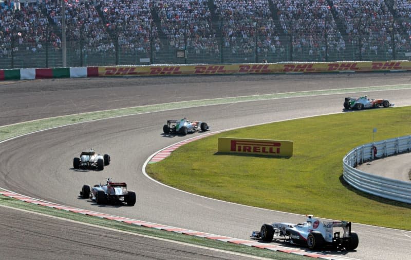 Formula One drivers steer their cars during the Japan Formula One Grand Prix at the Suzuka Circuit. picture alliance / dpa