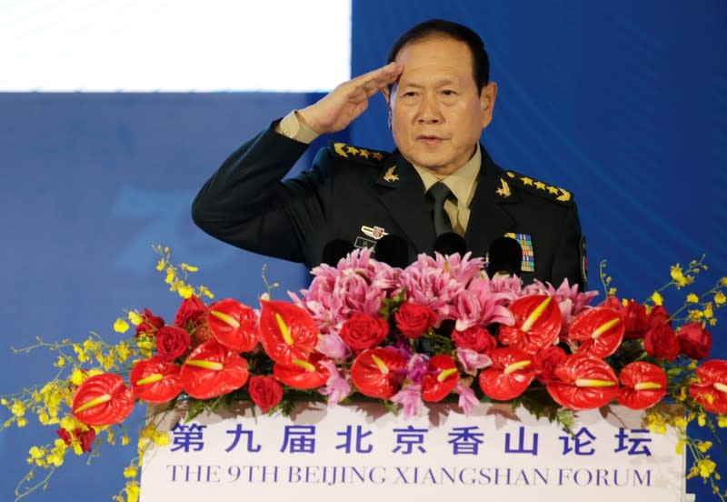 El Ministro de Defensa chino Wei Fenghe saluda antes de un discurso en el Foro Xiangshan en Pekín, China