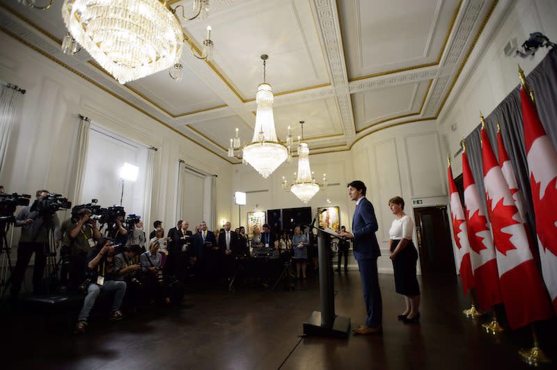 PHOTOS: Justin Trudeau meets with leaders in Lima, Paris and London
