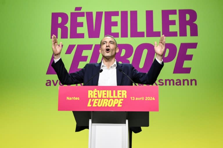 La tête de liste du Parti socialiste et de Place publique pour les européennes, Raphaël Glucksmann, le 13 avril 2024 à Saint-Herblain, près de Nantes (Sebastien SALOM-GOMIS)