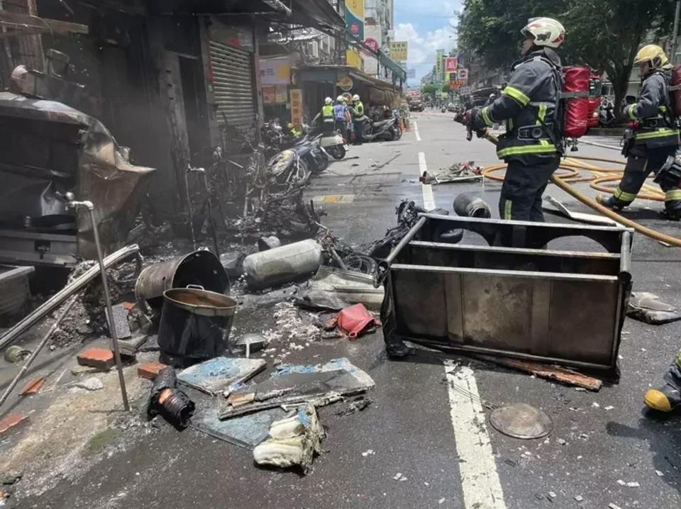 麵店旁的美甲店以及現場停放之機車也連帶遭受波及。（翻攝畫面）