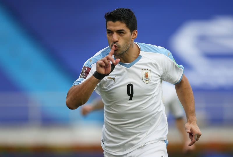 El uruguayo Luis Suárez celebra tras marcar un gol ante Colombia por la eliminatoria sudamericana al Mundial.