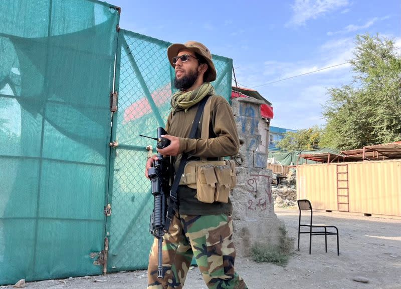 Un combatiente talibán monta guardia cerca del lugar donde el líder de Al Qaeda Ayman al-Zawahiri murió en un ataque estadounidense el fin de semana, en Kabul.