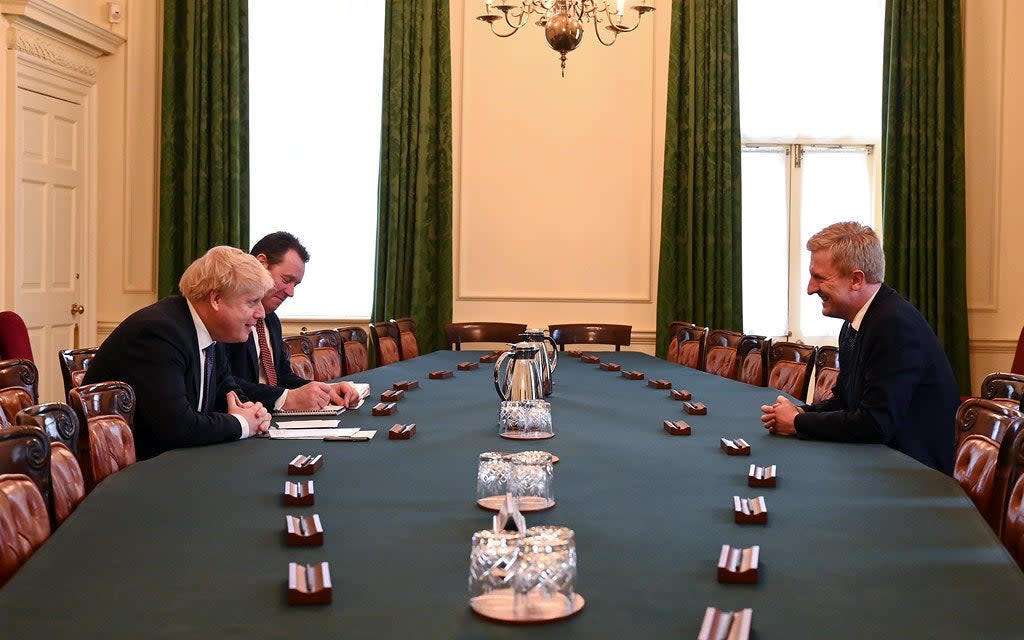 Oliver Dowden (right) at a meeting with former PM Boris Johnson (Downing Street)