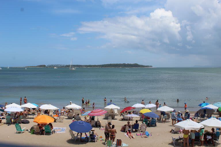 Las playas de Punta del Este a tope este verano, con más 100 mil argentinos y 45 mil brasileños