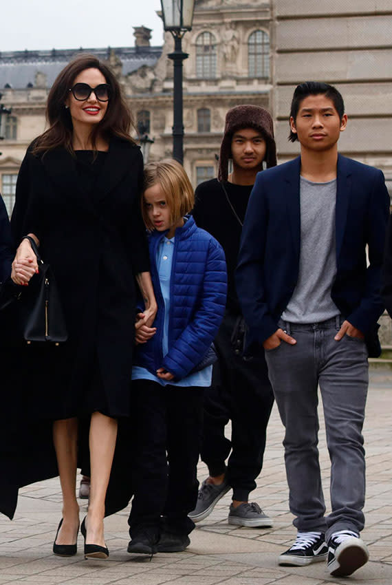 Angelina Jolie con sus hijos hace unos años.