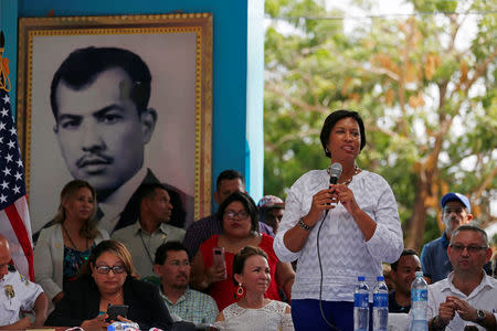 La alcaldesa de Washington D.C. Muriel Bowser participa de una ceremonia durante su visita a Intipuca, El Salvador. 14 de agosto, 2018. REUTERS/Jose Cabezas