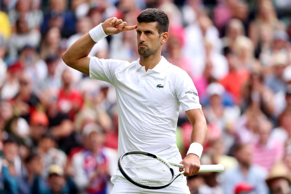 Novak Djokovic celebra durante su partido de segunda ronda contra Jordan Thompson de Australia en Wimbleodn el miércoles.
