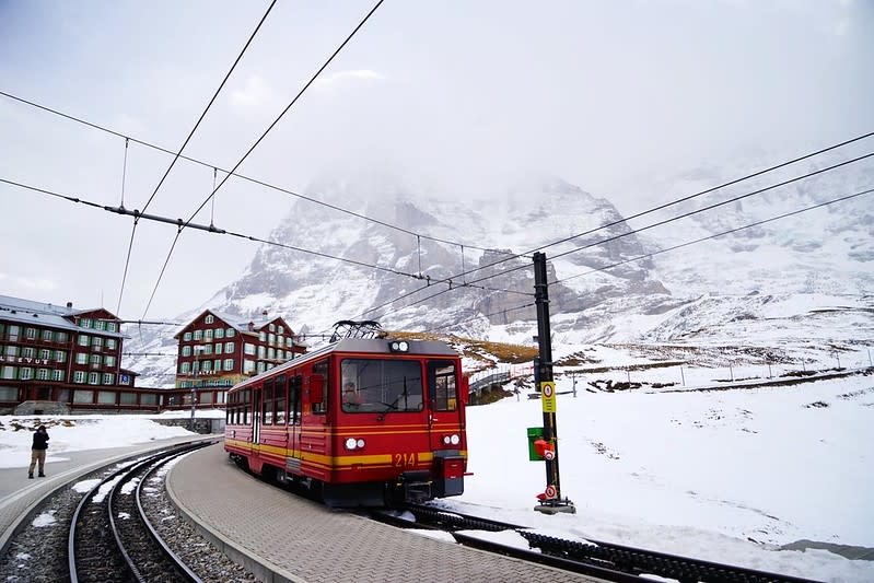 登上少女峰山頂必經的火車站～小夏戴客（Kleine Scheidegg）