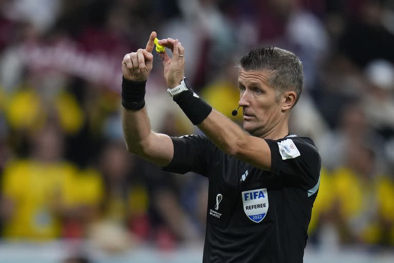 El referí Daniele Orsato gesticula durante el partido inaugural del Mundial, entre Ecuador y Qatar