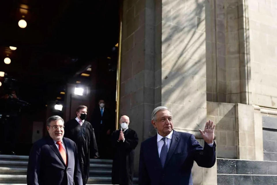 Andrés Manuel López Obrador, Presidente de México, frente a la fachada de la SCJN.