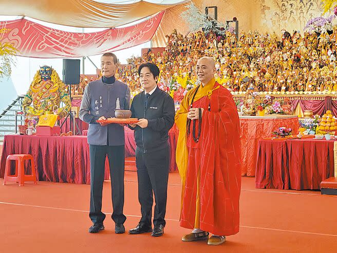 雲林縣北港朝天宮董事長蔡咏鍀（左）代表致贈一個缽給副總統賴清德（中），象徵人民衣食財富飽足。（周麗蘭攝）