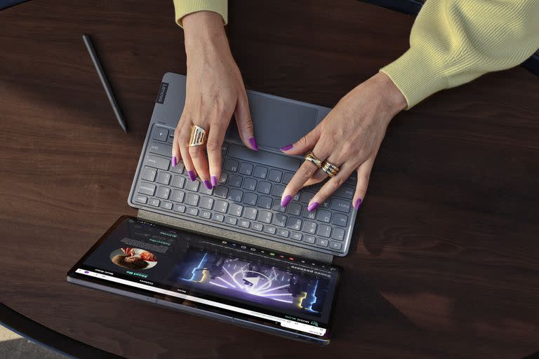 La funda teclado de la Lenovo Tab P12 Pro tiene tamaño estándar e incluye un touchpad para manejarla como si fuera una PC