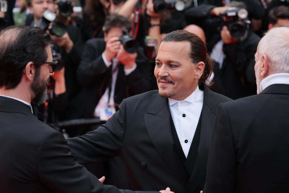 Johnny Depp stand die Freude über sein Comeback auf dem Red Carpet ins Gesicht geschrieben (Bild: Victor Boyko/Getty Images)