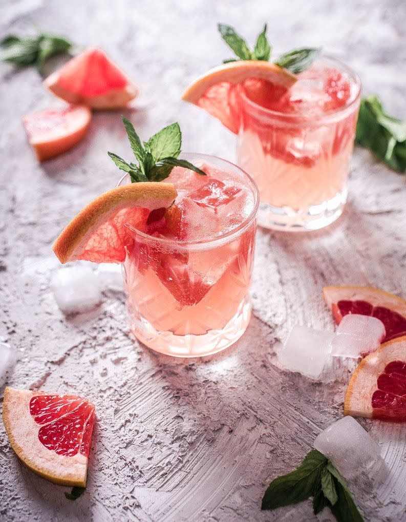 <p>Un cocktail frais et léger, que l’on peut servir avec ou sans alcool.</p><p>Découvrir la <a href="https://lifeisfullofgoodies.com/2019/08/27/grapefruit-holunderblueten-cocktail-mit-und-ohne-alkohol/" rel="nofollow noopener" target="_blank" data-ylk="slk:recette;elm:context_link;itc:0;sec:content-canvas" class="link ">recette</a></p><br><br><a href="https://www.elle.fr/Elle-a-Table/Les-dossiers-de-la-redaction/Dossier-de-la-redac/Recettes-brunch-vegan#xtor=AL-541" rel="nofollow noopener" target="_blank" data-ylk="slk:Voir la suite des photos sur ELLE.fr;elm:context_link;itc:0;sec:content-canvas" class="link ">Voir la suite des photos sur ELLE.fr</a><br><h3> A lire aussi </h3><ul><li><a href="https://www.elle.fr/Elle-a-Table/Les-dossiers-de-la-redaction/Dossier-de-la-redac/Recettes-hiver-vegan#xtor=AL-541" rel="nofollow noopener" target="_blank" data-ylk="slk:25 recettes d’hiver vegan et bluffantes;elm:context_link;itc:0;sec:content-canvas" class="link ">25 recettes d’hiver vegan et bluffantes</a></li><li><a href="https://www.elle.fr/Elle-a-Table/Les-dossiers-de-la-redaction/Dossier-de-la-redac/Recettes-desserts-au-tofu#xtor=AL-541" rel="nofollow noopener" target="_blank" data-ylk="slk:10 recettes de desserts surprenants au tofu;elm:context_link;itc:0;sec:content-canvas" class="link ">10 recettes de desserts surprenants au tofu</a></li><li><a href="https://www.elle.fr/Elle-a-Table/Les-dossiers-de-la-redaction/News-de-la-redaction/Comment-cuisiner-le-tofu-4007833#xtor=AL-541" rel="nofollow noopener" target="_blank" data-ylk="slk:Fade, ennuyeux, triste, et si on apprenait plutôt comment bien cuisiner le tofu ?;elm:context_link;itc:0;sec:content-canvas" class="link ">Fade, ennuyeux, triste, et si on apprenait plutôt comment bien cuisiner le tofu ?</a></li><li><a href="https://www.elle.fr/Elle-a-Table/Les-dossiers-de-la-redaction/News-de-la-redaction/Comment-devenir-vegan-nos-conseils-pour-une-transition-en-douceur-3873313#xtor=AL-541" rel="nofollow noopener" target="_blank" data-ylk="slk:Comment devenir vegan : nos conseils pour une transition en douceur;elm:context_link;itc:0;sec:content-canvas" class="link ">Comment devenir vegan : nos conseils pour une transition en douceur</a></li><li><a href="https://www.elle.fr/Astro/Horoscope/Quotidien#xtor=AL-541" rel="nofollow noopener" target="_blank" data-ylk="slk:Consultez votre horoscope sur ELLE;elm:context_link;itc:0;sec:content-canvas" class="link ">Consultez votre horoscope sur ELLE</a></li></ul>