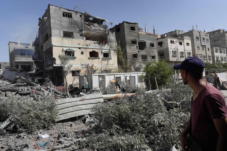 Un palestino observa edificios atacados durante el operativo de las fuerzas especiales israelíes en Nuseirat