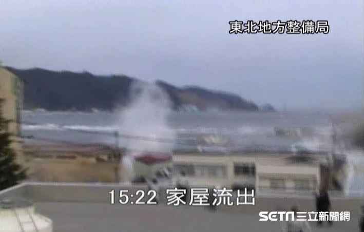 2011年3月11日時日本東北發生強震，引發大海嘯，驚悚畫面觸目人心，當地政府盼能當作警惕防災。（圖／東北地方整備局授權提供）