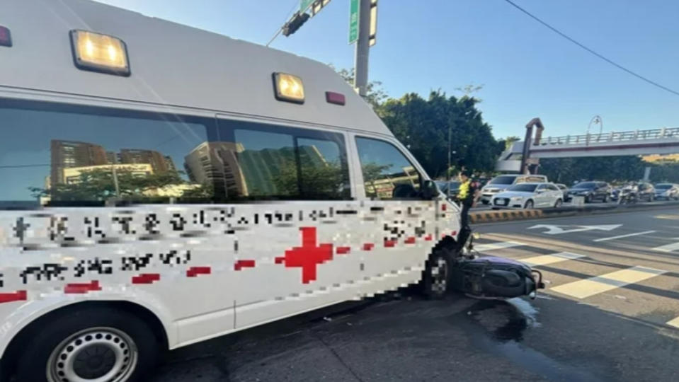 救護車在台中市台灣大道忠明路撞上機車。翻攝畫面