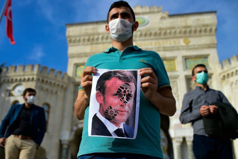 Manifestation, le 25 octobre 2020 à Istanbul, après les propos du président français Emmanuel Macron sur l'islam qui ont suscité critiques, manifestations et même appels au boycott des produits français dans le monde musulman
 - Yasin AKGUL © 2019 AFP