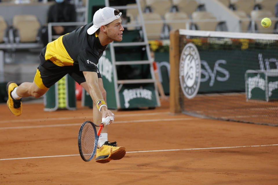 El argentino Diego Schwartzman devuelve ante el austríaco Dominic Thiem en los cuartos de final del Abierto de Francia, el martes 6 de octubre de 2020, en París. (AP Foto/Michel Euler)