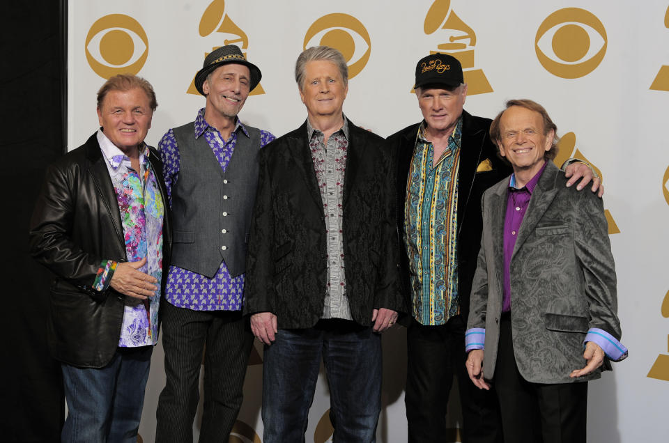 ARCHIVO - Bruce Johnston, de izquierda a derecha, David Marks, Brian Wilson, Mike Love y Al Jardine de The Beach Boys posan tras bambalinas en la 54a entrega anual de los Grammy Awards en Los Ángeles el 12 de febrero de 2012. Un nuevo documental sobre la banda se estrena el 24 de mayo en Disney+. (Foto AP/Mark J. Terrill, archivo)