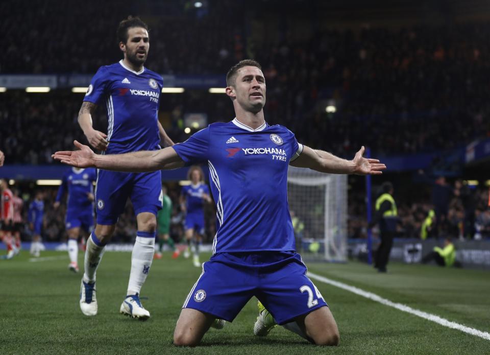 El jugador del Chelsea Gary Cahill celebra un gol.