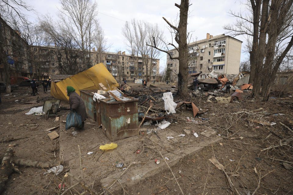 A local woman walks in the yard of a residential neighbourhood after a Russian attack in Kostiantynivka, Ukraine, Saturday, Jan. 28, 2023. (AP Photo/Andriy Dubchak)