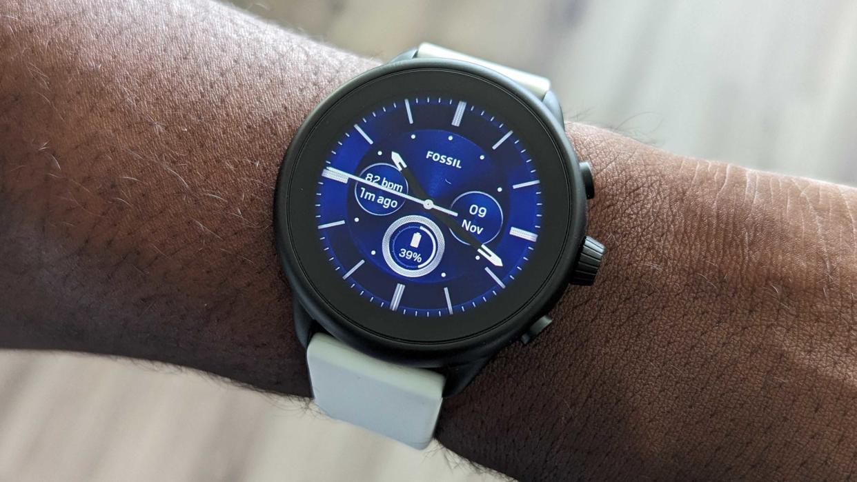  Fossil Gen 6 Wellness Edition Machine watch face. 