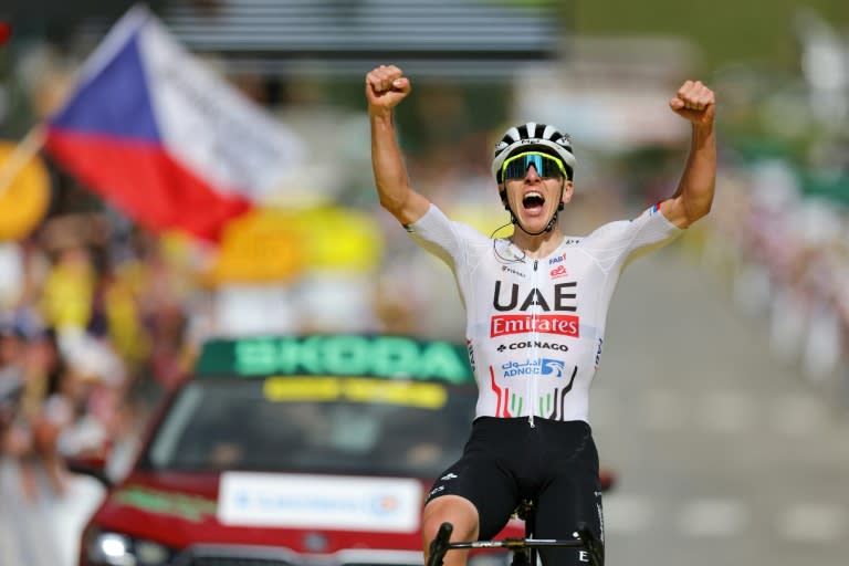 Le Slovène de l'équipe UAE Tadej Pogacar lève les bras en passant la ligne d'arrivée de la 4e étape du Tour de France en première position, à Valloire, en France, le 2 juillet 2024 (Thomas SAMSON)