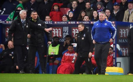 Football Soccer - Crystal Palace v Chelsea - Barclays Premier League - Selhurst Park - 3/1/16 Chelsea manager Guus Hiddink and Crystal Palace manager Alan Pardew (L) Reuters / Dylan Martinez Livepic