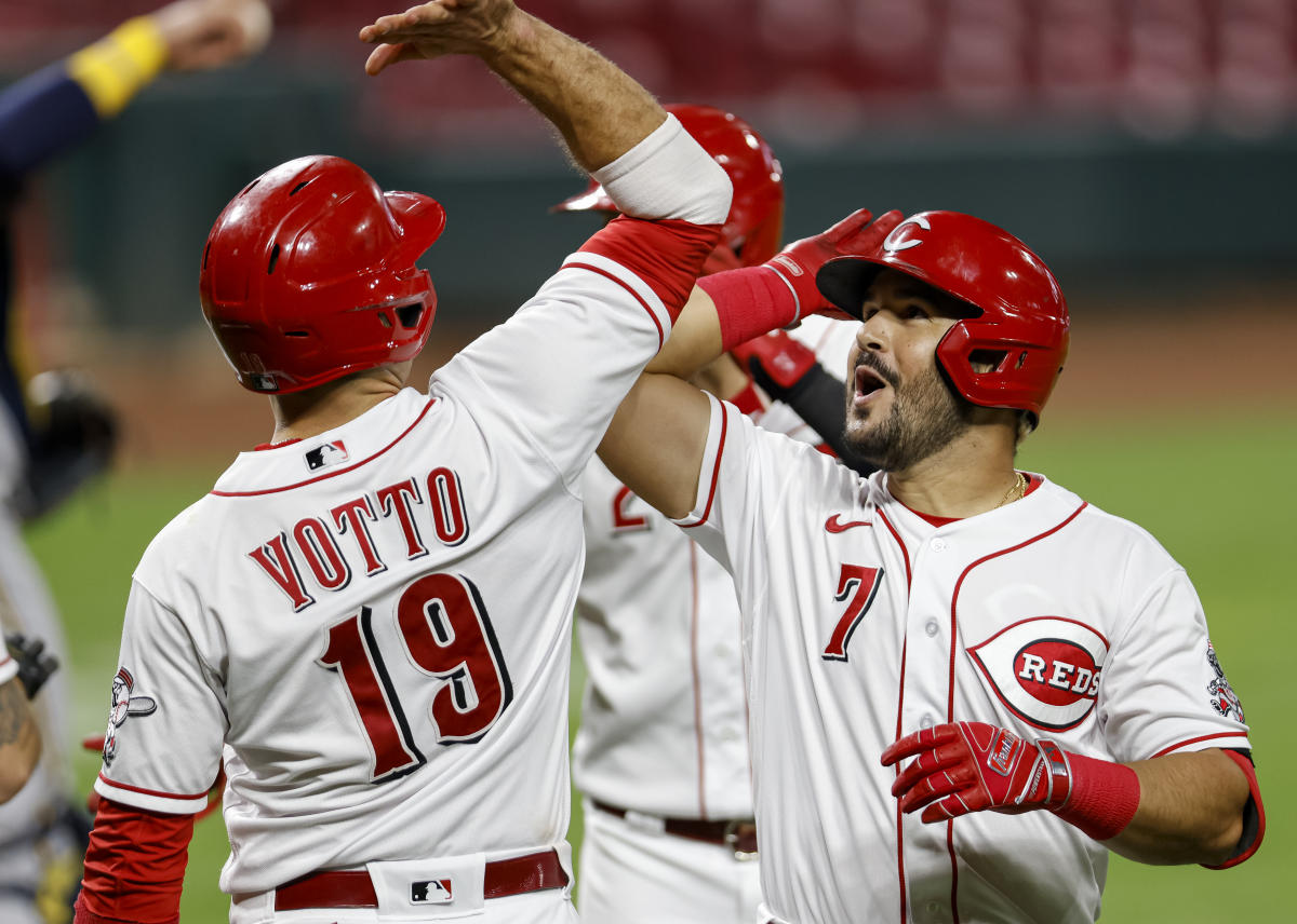 Cincinnati Reds take first place in NL Central standings